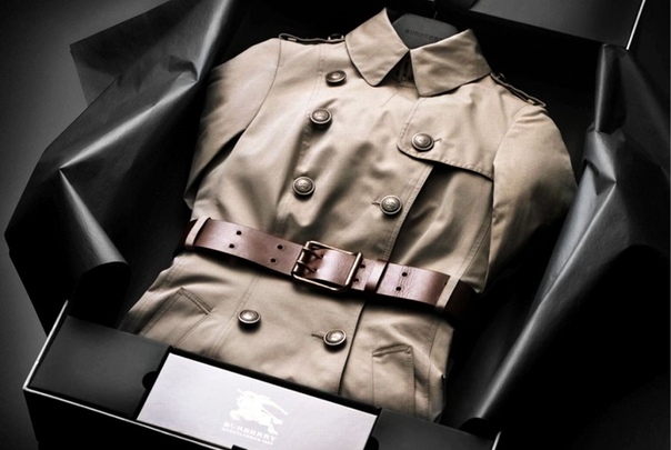 ТЕНЧКОТ Тренч или тренчкот (trench в переводе с английского - траншея, то есть trench coat дословно траншейное пальто) появился в период первой мировой войны. Эта война внесла широкий