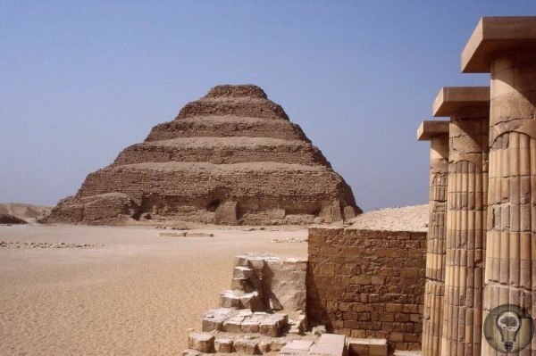 Пирамида Джосера первая пирамида в Египте Пирамида фараона Джосера находится в Саккаре и сегодня является самой древней пирамидой на всей планете. Ее ценность сложно преувеличить, она является