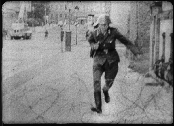 ПРЫЖОК НА ЗАПАД Один из самых известных снимков, посвященных ГДР. Пограничник Ганс Конрад Шуман перепрыгивает через Стену.Ганс Конрад Шуман родился в Чохау, недалеко от Дёбельна. В начале 1960-х