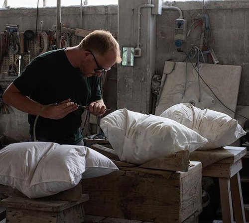 Реалистично выглядящие подушки, искусно высеченные из мрамора Хокон Антон Фагерос (Hon Anton Fagers) норвежский скульптор, который в настоящее время живёт и творит в Пьетрасанте (Pietrasanta),