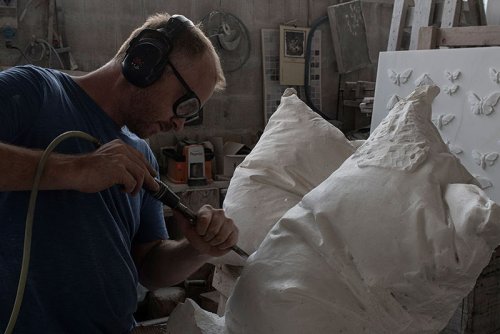 Реалистично выглядящие подушки, искусно высеченные из мрамора Хокон Антон Фагерос (Hon Anton Fagers) норвежский скульптор, который в настоящее время живёт и творит в Пьетрасанте (Pietrasanta),