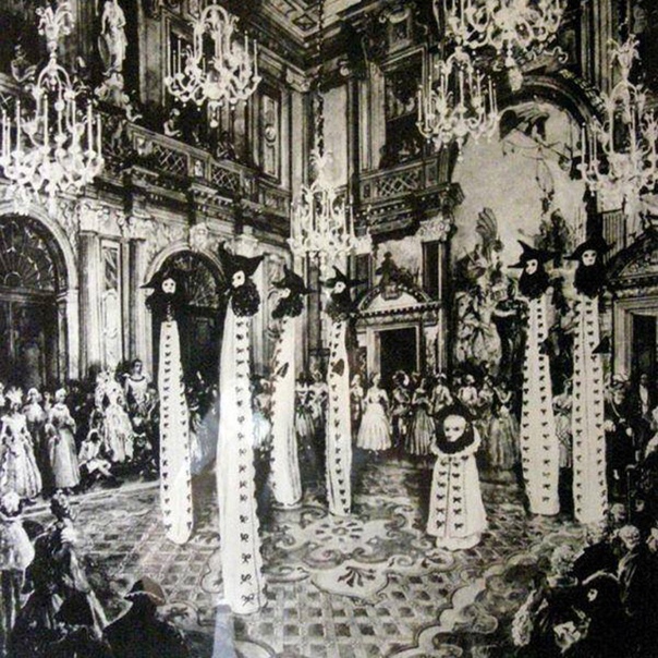 Эти необычные костюмы  «призраков Венеции»  придумал Сальвадор Дали для бала-маскарада, который дал в сентябре 1951 года в Венеции миллионер Шарль де Бестеги