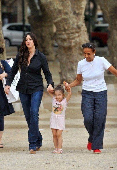 Моника Беллуччи и Венсан Кассель с дочерью Леони Леони Кассель родилась в 2010. У нее есть старшая родная сестра Дэва (р. 2004) и младшая сводная Амазони (р.