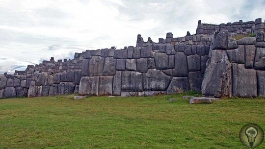 Саксайуаман древний город в горах. Перу. Удивительный археологический комплекс расположен на высоте 3500 метров неподалеку от города Куско. Переводов этого названия множество. Это и «Пестрый
