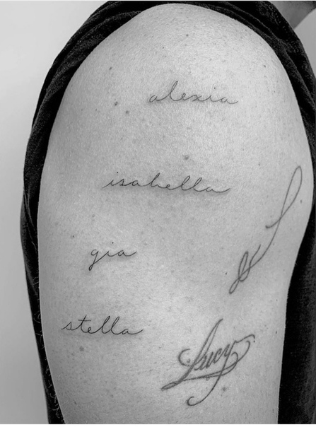 Мэтт Деймон сделал татуировки в честь дочерей и жены На днях Мэтт Деймон посетил известного тату-мастера Дэниела Стона, который сделал ему новые татуировки - выбил имена четверых дочерей и