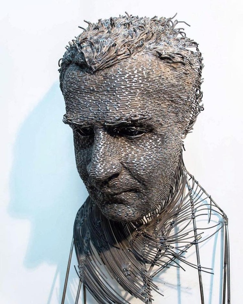 Портреты исторических личностей из проволоки Румынский скульптор Darius Hulea (Дариус Хулеа) в своих скульптурах из железной, нержавеющей, латунной и медной проволоки мастерски смешивает