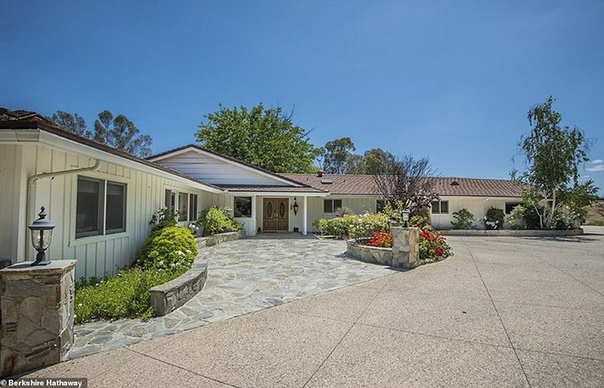 Ким Кардашьян и Канье Уэст купили скромное ранчо за 3 миллиона долларов Ким Кардашьян и Канье Уэст расширили свои владения в Хидден-Хиллс.В престижном районе Калифорнии и одном из самых