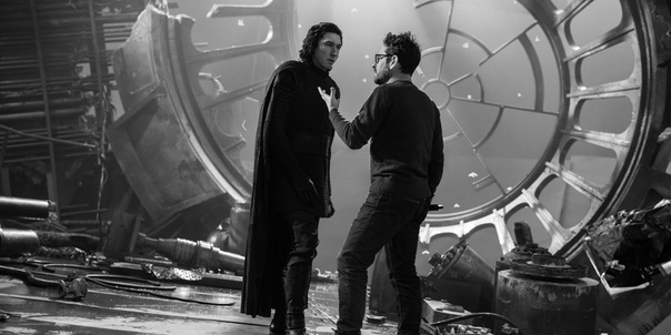 Джей Джей Абрамс и Адам Драйвер на съёмках девятого эпизода «Звездных войн» Премьера в декабре.
