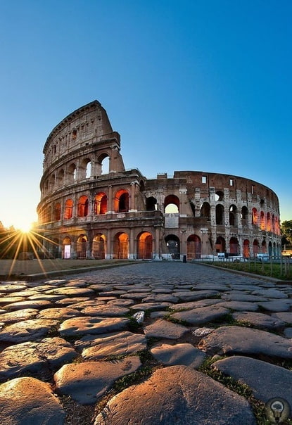 История римского Колизея Римский Колизей является одним из самых грандиозных сооружений древнего мира. Однако Колизей, который мы знаем сегодня, можно считать лишь жалким подобием своего былого