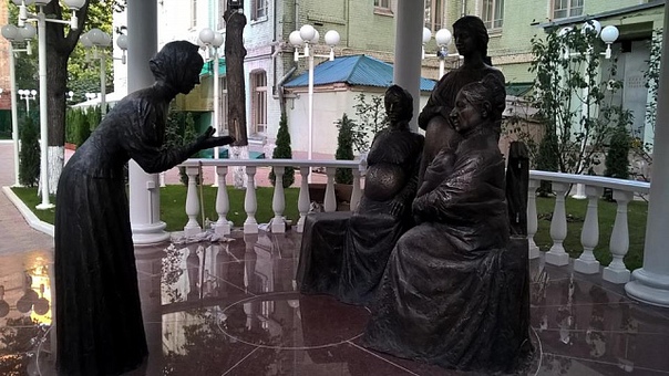 В Москве установлен памятник Агриппине Александровне Абрикосовой - матери двадцати двух детей, женщине -меценату, построившей первый в России родильный дом для неимущих. Скульптор Александр