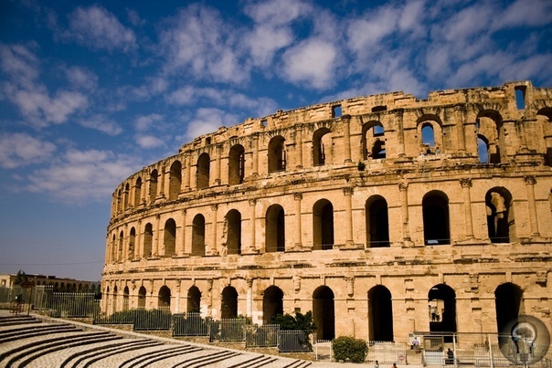 Самый хорошо сохранившийся Римский амфитеатр. Это не Колизей.