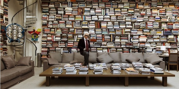 Библиотека Карла Лагерфельда У меня порядка 300 000 книг. И каждый день я читаю по 2-3 часа. И знаете, к чему это привело Я возненавидел современную литературу. Взгляните на Гюнтера Грасса. Его