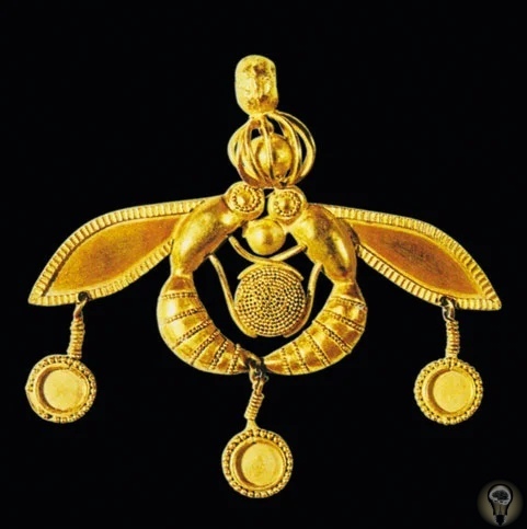 Минойские пчелы - Уникальный артефакт, обработку которого сложно объяснить примитивными инструментами Находится артефакт в музее Ираклиона, как и другие находки, наиболее известная их таких -