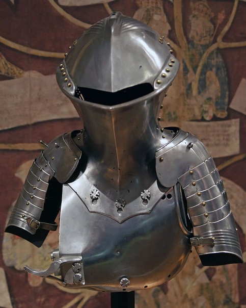 ШТЕХЦОЙГ (ТУРНИРНЫЙ ДОСПЕХ) ИМПЕРАТОРА МАКСИМИЛИАНА I, 1494 год. Такой вид шлема для копейной схватки на рыцарских турнирах назывался Tete dе capote - Жабья голова. Название произошло из-за