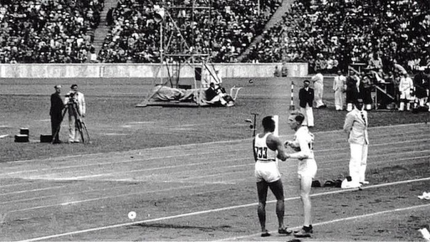 Как Ариец Луц Лонг давал советы афроамериканцу Джесси Оуэнсу, Берлин, 1936 год. Думаю, многим хорошо известна первая фотография со стоящими на олимпийском пьедестале японцем, чернокожим