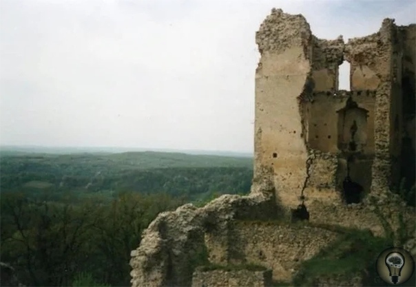 Огромная заброшенная крепость, которая имеет неизвестное происхождение Ружица Град является крупнейшей замковой крепостью в Славонии, Хорватия, площадью более 8000 квадратных метров. Поскольку