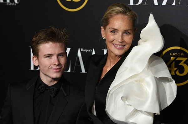 Шэрон Стоун вышла в свет со своим старшим сыном Роэном В Мадриде состоялась третья церемония вручения премии журнала Harpers Bazaar. Приехала в столицу Испании и 61-летняя голливудская актриса