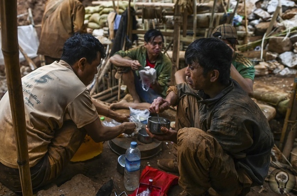 РУБИНЫ МЬЯНМЫ. Ч.-1 Фоторепортаж с рудника в долине Могок на севере Мьянмы1. Покупатель проверяет качество рубина на рынке драгоценных камней в городе Могок 2. Короткий перерыв во время работы в