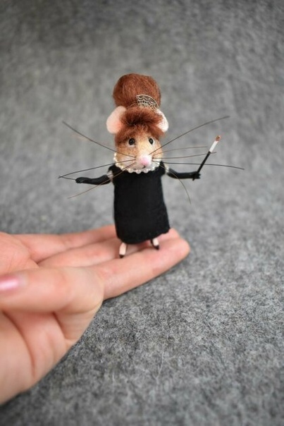 Войлочный мир: игрушечные мышки в образе известных персонажей Художница по текстилю Рейчел Остин (Rachel Austin) создает милейших кукольных мышей из валяной шерсти. А затем наряжает их в костюмы