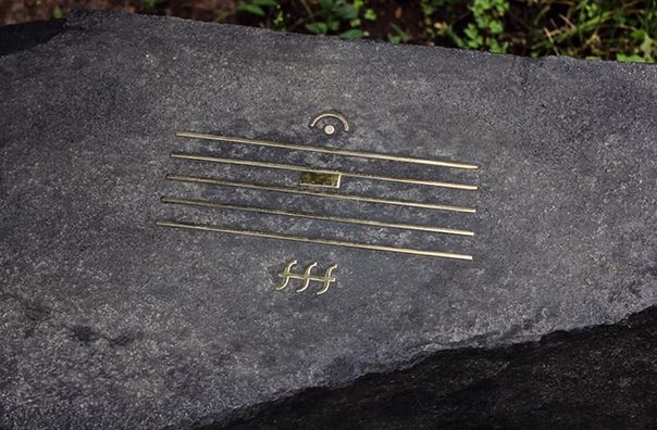 Это надгробный камень, установленный на могиле композитора Альфреда Шнитке