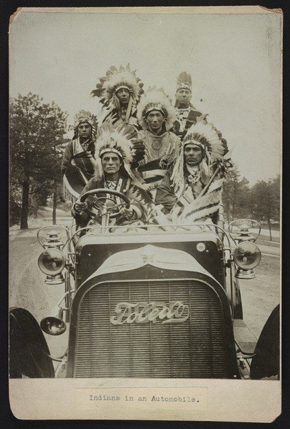 На этом фото образца 1905 года запечатлено, как коренные американцы в национальной одежде катаются на Pope-Toledo