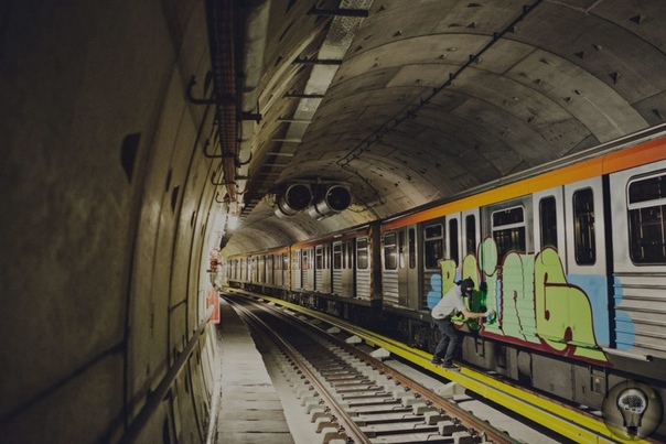 Осторожно, окрашено: подпольный фоторепортаж Эда Найта о том, как делают граффити в метро Ч.-1Эд Найт, он же Эдвард Найтингейл, фоторепортер, которого можно заметить и с камерой, и с баллончиком