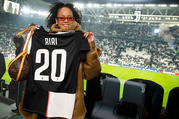 Рианна посетила футбольный матч Лиги чемпионов в Турине 31-летнюю певицу Рианну нередко можно встретить на трибунах спортивных соревнований. Помимо музыки и моды, звезда увлекается и различными