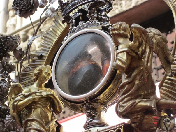 Тайна святой крови В Неаполе, в специальной часовне, расположенной внутри главного собора, время от времени происходит необъяснимое чудо, посмотреть на которое собираются тысячи верующих. В этой