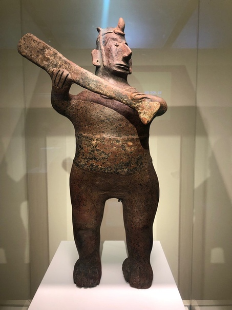 Доколумбова игра в мяч Эта скульптура изображает участника тлачтли, или так называемой мезоамериканской игры в мяч. Последняя была распространена среди народов доколумбовой эпохи в Южной