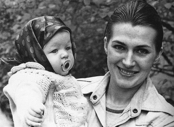 Галина Логинова с своей дочерью Милой Йовович. Киев, Украина. 1976.