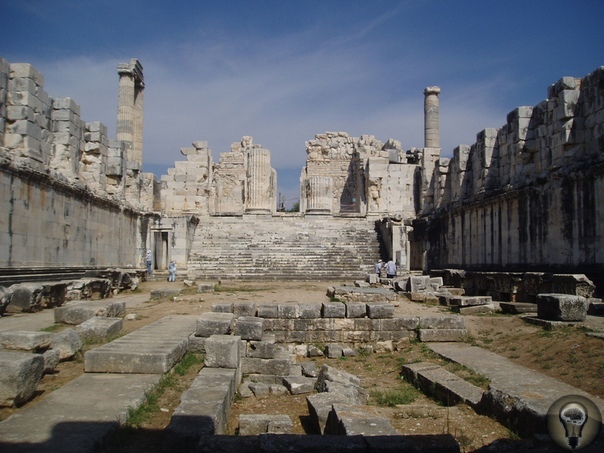 Крупнейший храм Аполлона в мире Не все любители Турции слышали о таком местечке, как Дидим, но именно там расположено здание самого большого святилища, построенного в честь Аполлона. В далекие