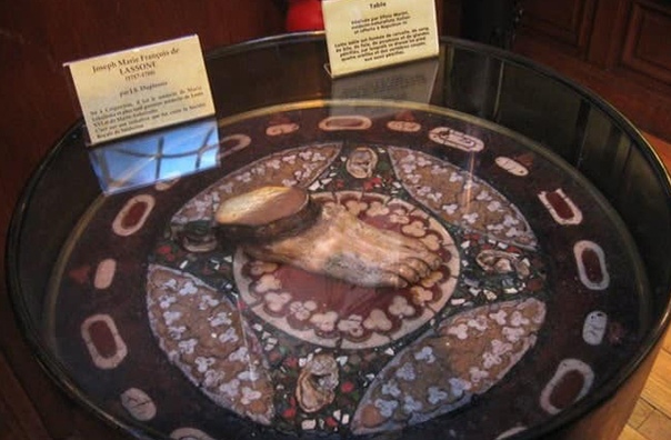 В анатомическом музее Флоренции можно увидеть стол, который целиком сделан из человеческого тела Его изготовил итальянский врач Эфизио Марини, живший в XIX столетии. Этого эскулапа очень