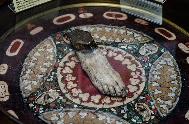 В анатомическом музее Флоренции можно увидеть стол, который целиком сделан из человеческого тела