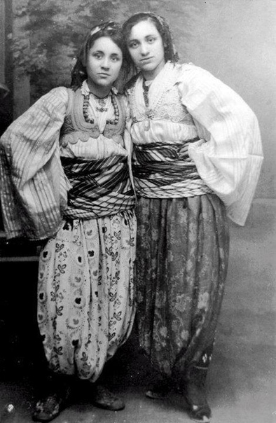 Сможете угадать, кто эта красивая девушка слева Это Агнес Гондже Бояджиу, которая впоследствии станет известна как мать Тереза На фото она запечатлена вместе с сестрой Агой в традиционных