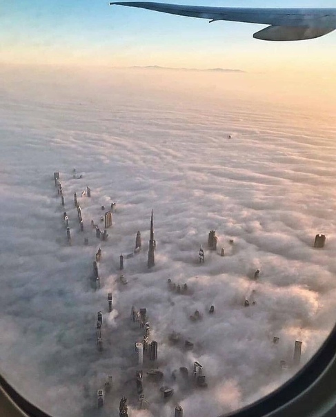 Дубайские небоскребы пробиваются сквозь облака