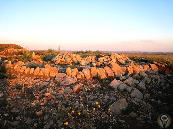 «Мергелева гряда» это древнее святилище. (Луганск, Украина)  Внешне «Мергелева гряда» представляет собой целостный комплекс каменных и земляных сооружений (курганов, различных «дорог» и «лучей»,