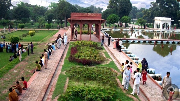 Шалимар: райские сады Лахора Сад Шалимар, построенный при императоре Шах-Джахане, считается классическим образцом культуры эпохи Моголов. Лахор известен как «город садов». Шалимар показывает нам