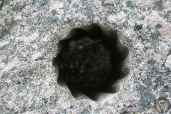 Звездные дыры в толще гранита 30 ноября 2007 года в Норвегии, когда рабочие выполняли работы по расширению парка, было обнаружено отверстие в камне, которое имело необычную форму. После