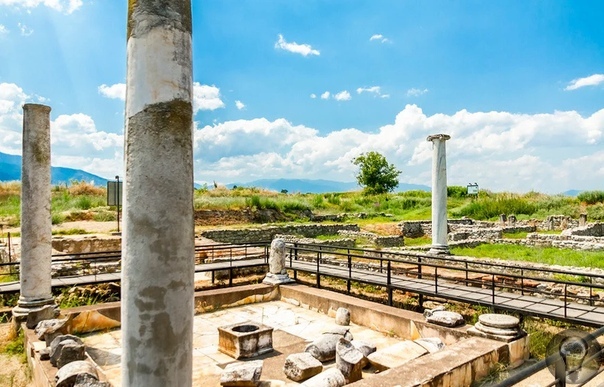 Дион легендарный город Зевса, где раскопаны древние храмы, бани и туалеты Сегодняшний Дион это даже не город, а небольшое греческое село, расположенное в номе Пиерия у подножия горы Олимп.