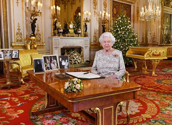 Сколько королева Елизавета II тратит на рождественские подарки: рассказывает ее бывший помощник 
