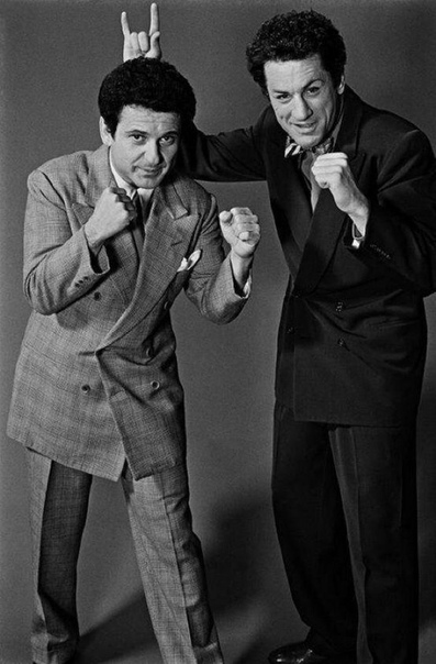Актёры Джо Пеши и Роберт Де Ниро на съёмках фильма «Бешеный бык» (США, 1979 год).