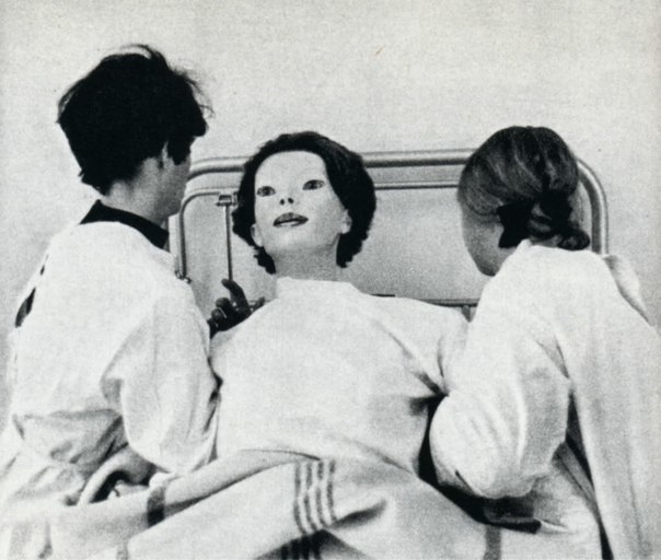 Безликая В июне 1972 года, в больницу города Сидар-Синай явилась женщина в белом халате, покрытом кровью. Само по себе в этом не было ничего удивительного, поскольку люди, которые попадали в