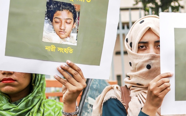 В Бангладеш заживо сожгли школьницу, обвинившую директора в домогательствах. Виновных приговорили к смертной казни 