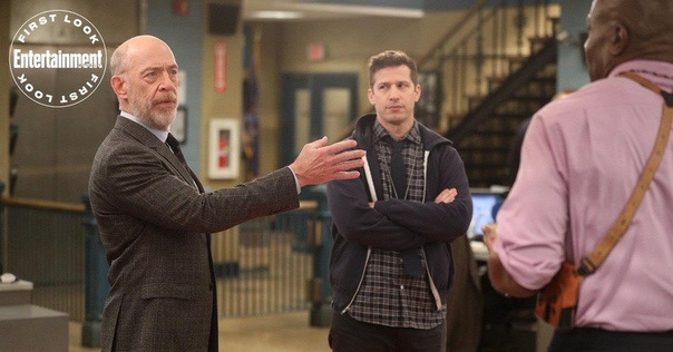 Дж. К. Симмонс появится в одном из эпизодов седьмого сезона «Бруклин 9-9» EW поделились первым кадром.