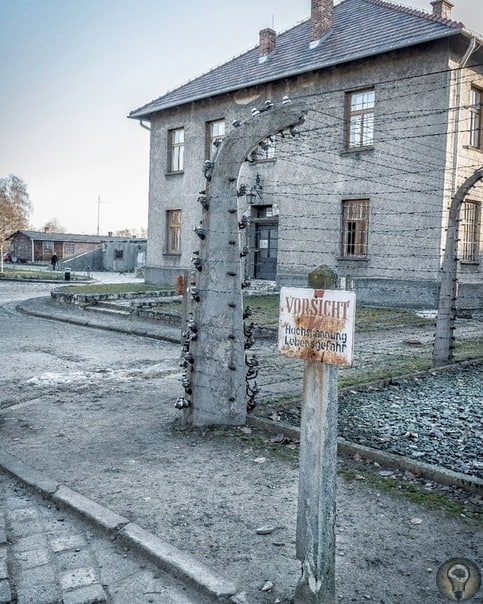 СКОРБНОЕ МЕСТО По пути во Вроцлав мы заехали в Освенцим, печально известный на весь мир городок километрах в 60 от Кракова. После раздела Польши в 1939 году он получил немецкое название Аушвиц,