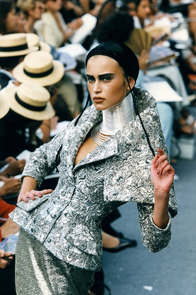 КультПоказ: полуобнаженная Шалом Харлоу и Наоми Кэмпбелл в золоте на кутюрном показе Dior эпохи Джона Гальяно Кутюрное дефиле сезона осень-зима 1997/1998 от Dior и самое начало эпохи Джона