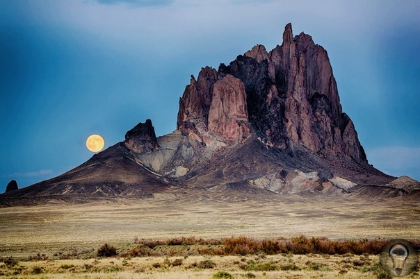 Тайны скалы Шипрок. Расположенный на северо-западе штата Нью-Мекси­ко, загадочный Шипрок представляет собой результат извержения вулкана, случившегося около 3040 миллионов лет назад. Основная