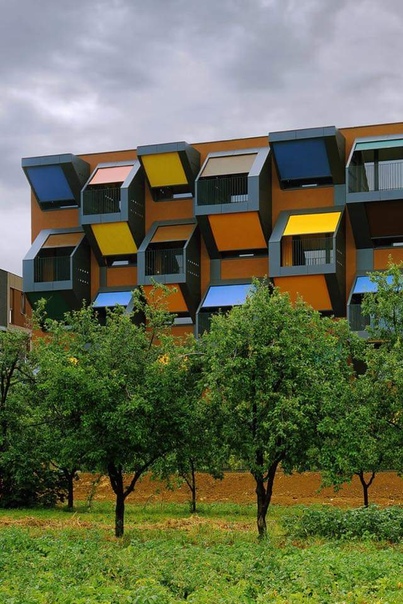 Архитекторы OFIS Arhiteti (Любляна, Словения) на площади в 5452 кв. м создали невероятное социальное жилье, не уступающее по своей функциональности дорогим апартаментам. Проект является