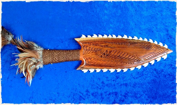 ДИКОЕ ОРУЖИЕ ПРОШЛОГО ЛЕЙОМАНО ПОЛИНЕЗИЙСКАЯ ДУБИНКА С АКУЛЬИМИ ЗУБАМИ С гавайского «лей-о-мано» переводится как «акулье ожерелье». И это поистине дикарское оружие, некогда широко