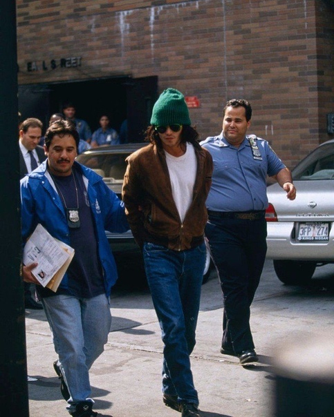 В 1994 году Джонни Депп был арестован, за то, что устроил погром в своем гостиничном номере. Свои действия он оправдывал тем, что пытался убить